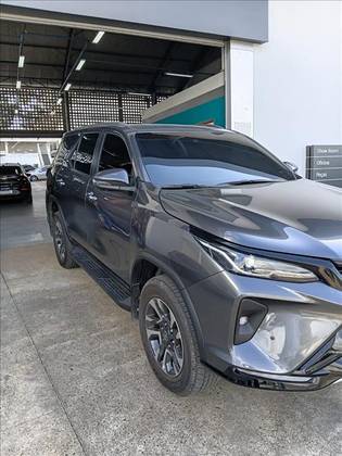 TOYOTA HILUX SW4 2.8 D-4D TURBO DIESEL SRX PLATINUM 4X4 AUTOMÁTICO TOYOTA HILUX SW4 2.8 D-4D TURBO DIESEL SRX PLATINUM 4X4 AUTOMÁTICO